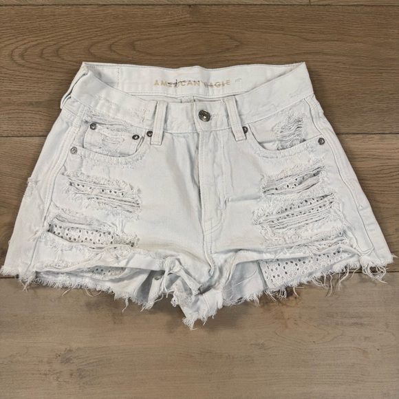 American Eagle Women’s White Distressed Denim Shorts with eyelet pockets - Picture 1 of 10